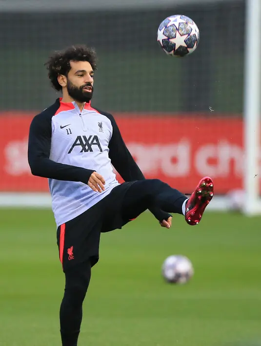 Pemain Liverpool Mohamed Salah mengambil bagian dalam sesi latihan tim di Pusat Pelatihan AXA, Liverpool, Inggris, 20 Februari 2023. Liverpool akan menghadapi pertandingan sepak bola leg pertama babak 16 besar Liga Champions UEFA melawan Real Madrid. (Lindsey Parnaby/AFP)