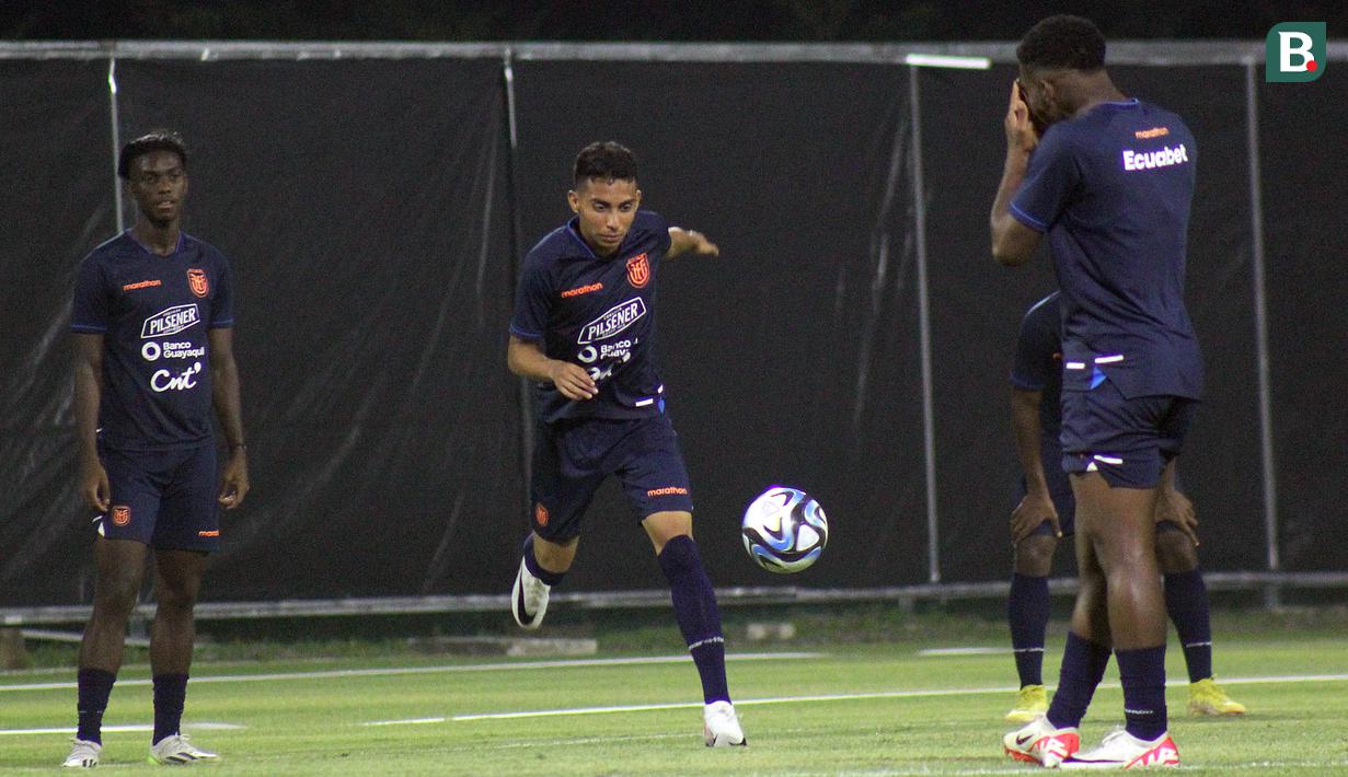 Pemain Timnas Ekuador U-17 melakukan latihan jelang laga perdana Piala Dunia U-17 2023 di Lapangan Latihan A Stadion Gelora Bung Tomo (GBT), Surabaya, Jawa Timur, Selasa (7/11/2023). (Bola.com/Aditya Wany)