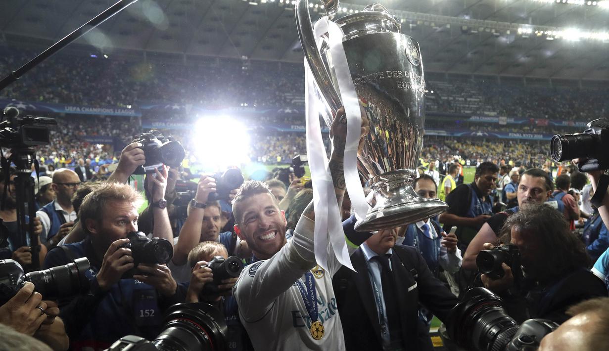 Kapten Real Madrid, Sergio Ramos, merayakan gelar juara Liga Champions ke-13 usai mengalahkan Liverpool di Stadion Olimpiyskiy, Kiev, Sabtu (26/5/2018). Madrid menang 3-1 atas Liverpool. (AP/Sergei Grits)