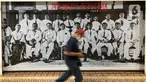 Petugas berjalan melewati karya dalam Pameran Fotografi dan Grafis bertajuk “Indonesia Bergerak: 1900-1942“ di Galeri Foto Jurnalistik Antara, Pasar Baru, Jakarta, Selasa (8/9/2020). Pameran tersebut memperlihatkan rekam jejak intelektual semasa pergerakan nasional. (Liputan6.com/Immanuel Antonius)