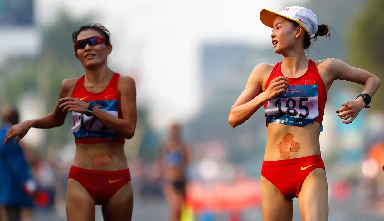 Pelari China Yang Jiayu bereaksi setelah menyentuh garis finis pada nomor Jalan Cepat 20 km Putri Asian Games 2018 di Stadion Utama Gelora Bung Karno, Jakarta, Senin (27/8). Jiayu Yang meraih medali emas dengan catatan waktu 1.29.15. (AP/Bernat Armangue)