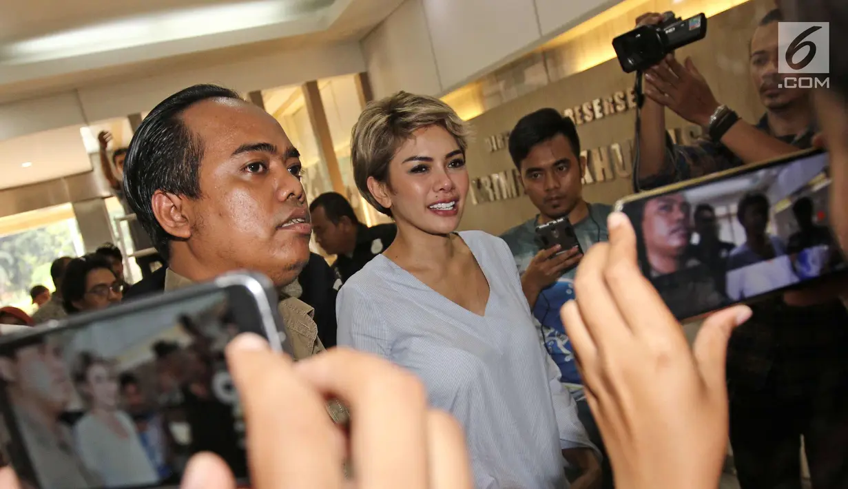 Nikita Mirzani  saat tiba di Ditreskrimsus Polda Metro Jaya, Jakarta, Jumat (20/10). Nikita jalani pemeriksaan sebagai saksi korban terkait kasus cuitan di twiter soal panglima TNI dan kasus Sam Aliano. (Liputan6.com/Herman Zakharia)