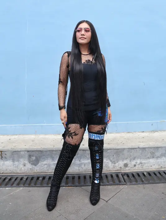 Tidak main-main, Denada pun memang benar akan membawanya ke ranah hukum. Ditemui di kawasan Tendean, Jakarta Selatan, Rabu (28/2/2018), ia mengatakan bahwa minggu depan akan kembali ke Polda Metro Jaya untuk membuat BAP. (Nurwahyunan/Bintang.com)