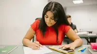 Ilustrasi mengerjakan soal, ujian sekolah. (Foto oleh RDNE Stock project: https://www.pexels.com/id-id/foto/wanita-penulisan-sekolah-kalkulator-7092503/)