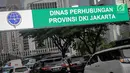 Sejumlah kendaraan melintasi rambu elektronik yang berada di Jalan Sudirman, Jakarta, Kamis (28/3). Dinas Perhubungan DKI Jakarta menganggarkan dana sebesar Rp 11 miliar untuk menambah rambu elektronik di sejumlah ruas jalan Ibu Kota. (Liputan6.com/Faizal Fanani)