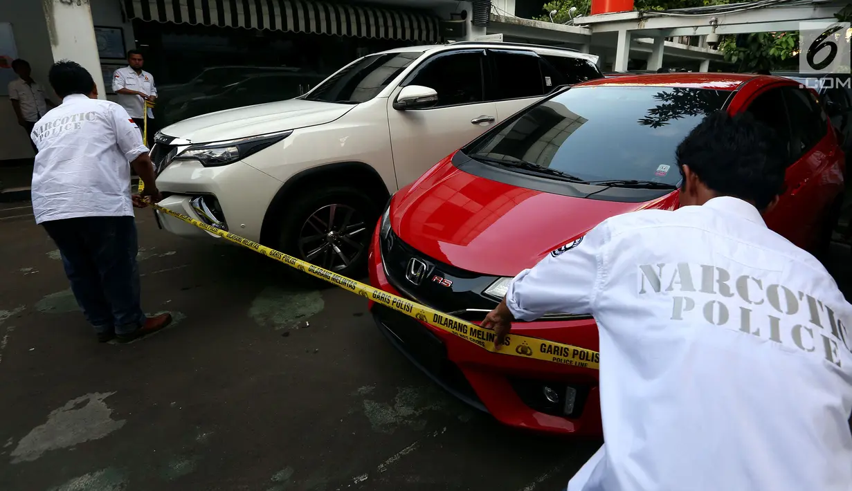 Barang bukti berupa mobil ketika jumpa pers pengungkapan kasus peredaran narkoba jenis sabu di Polda Metro Jaya, Minggu (8/10). Sebanyak 20,4 kilogram sabu disita dari lima pelaku. (Liputan6.com/Johan Tallo)