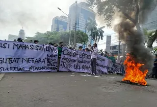 Massa aksi dari sejumlah elemen mahasiswa yang tergabung dalam tergabung dalam Badan Eksekutif Mahasiswa Seluruh Indonesia (BEM SI) mulai berdatangan. Mereka hadir di Patung Kuda Arjuna Wiwaha, Jakarta Pusat pada hari ini, Kamis (20/2/2025). (Liputan6.com/Ady Anugrahadi).
