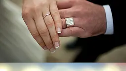 Bagi Anda para pencinta lego, pilihan cincin pernikahan yang dihiasi dengan lego menjadi pilihan yang tepat untuk momen sekali seumur hidup Anda dan pasangan.  (colormekatie.blogspot.com)