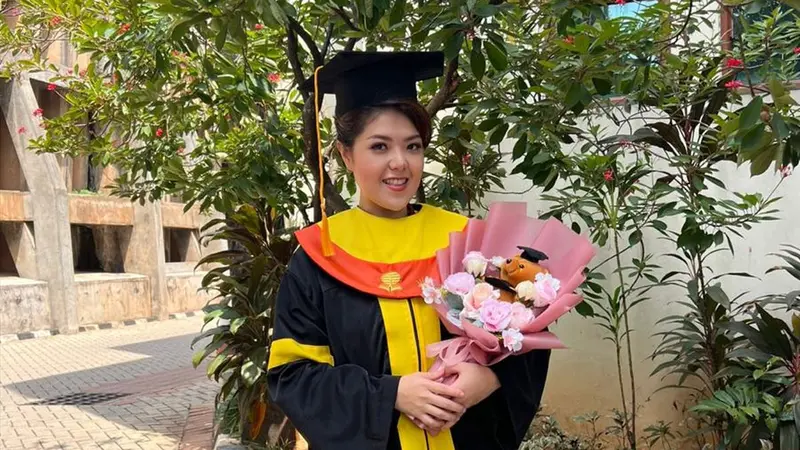 Tina Toon jalani wisuda sebagai Sarjana Hukum di Universitas Terbuka