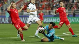 Kiper Timnas Indonesia, Ernando Ari (kedua kanan) berusaha mengamankan bola dari kaki pemain Vietnam, Nguyen Van Toan (kiri) laga Grup D Piala Asia 2023 di Abdullah bin Khalifa Stadium, Doha, Qatar, Jumat (19/01/2024). (AFP/Karim Jaafar)