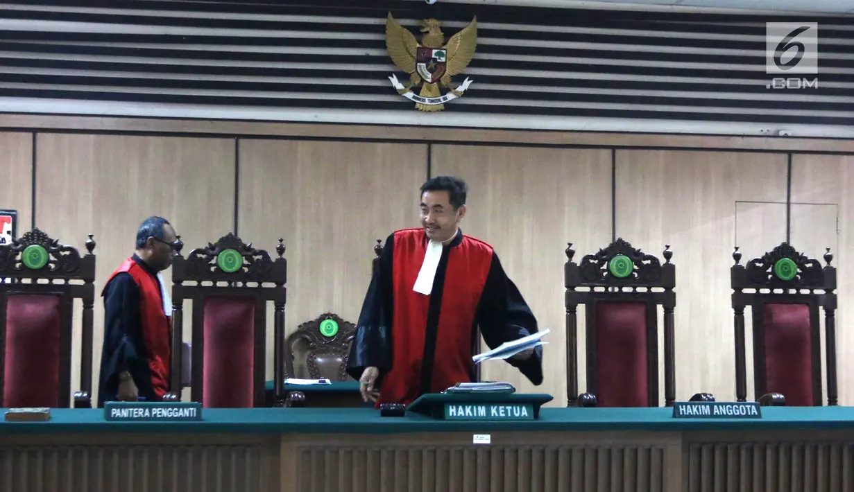 Majelis Hakim usai memimpin sidang cerai mantan gubernur DKI Jakarta Basuki Tjahaja Purnama atau Ahok dengan Veronica Tan di PN Jakarta Utara, Rabu (21/3). Sidang putusan akan dibacakan pada 4 April 2018. (Liputan6.com/Arya Manggala)