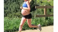 Lari jadi bagian tak terpisahkan dari perempuan yang satu ini, termasuk saat hamil besar.