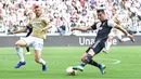 Striker Juventus, Cristiano Ronaldo, menendang bola saat melawan SPAL pada laga Serie A di Stadion Allianz, Sabtu (28/9). Juventus menang 2-0 atas SPAL. (AP/Alessandro Di Marco)