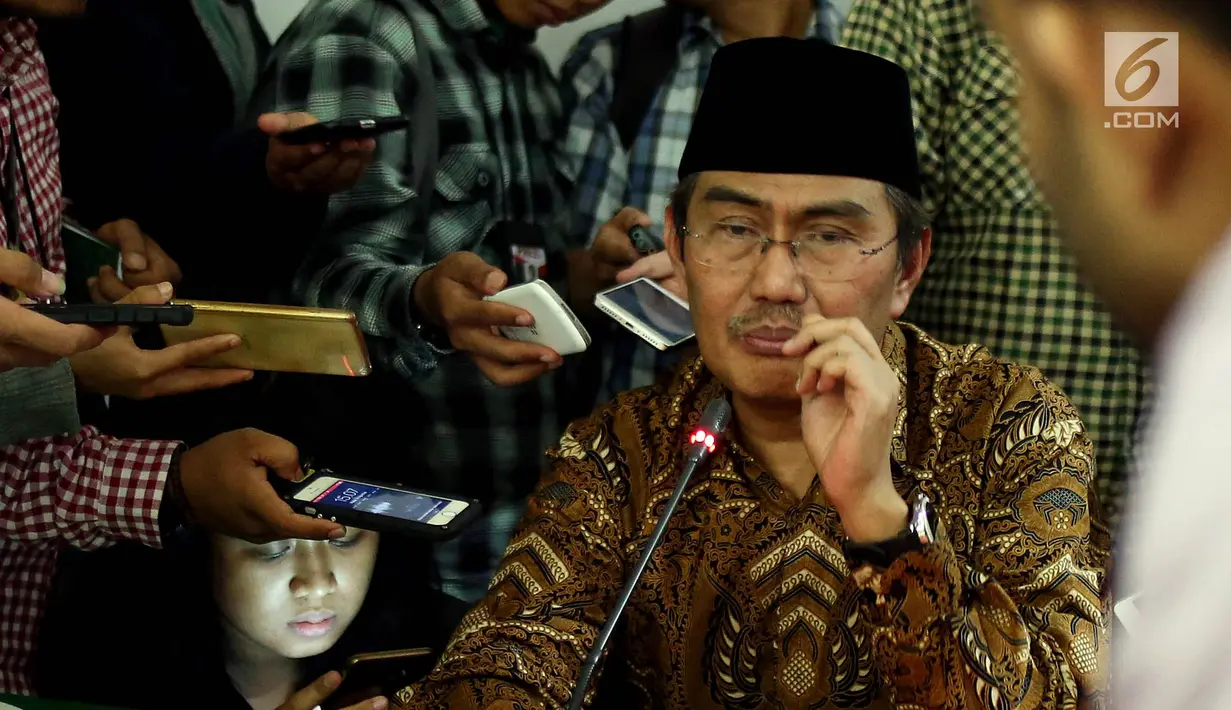 Ketua Umum ICMI Jimly Asshiddiqie pada konferensi pers di Jakarta, Rabu (9/8). Jimly meminta masyarakat jangan mudah percaya pada informasi-informasi yang bertujuan memecah belah umat Islam dan bersikap khusnudzon. (Liputan6.com/Johan Tallo)