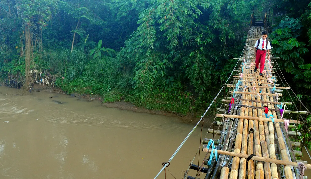 Selain bergoyang saat dilintasi, beberapa bagian bambu di lintasan jembatan terlihat renggang dan hanya diikat menggunakan kain, Jakarta, Selasa (17/3/2015)(Liputan6.com/Yoppy Renato)