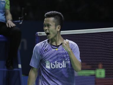 Tunggal putra Indonesia, Anthony Sinisuka Ginting, melakukan selebrasi usai mengalahkan wakil Belanda, Mark Caljouw, pada Indonesia Open di Istora Senayan, Rabu, (4/7/2018). Anthony Ginting menang 21-9, 21-17. (Bola.com/M Iqbal Ichsan)