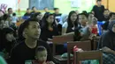 Para alumni yang hadir tampak antusias saat melihat video berisi foto-foto mereka ketika masih SMA, Jakarta, Minggu (29/3/2015). (Dok.Pribadi)