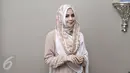 Risty Tagor saat mengisi acara di kawasan Mahakam, Kebayoran Baru, Jakarta, Rabu (22/2). Risty mengenakan hijab berwarna pink keemasan dengan bordiran motif bunga. (Liputan6.com/Herman Zakharia)