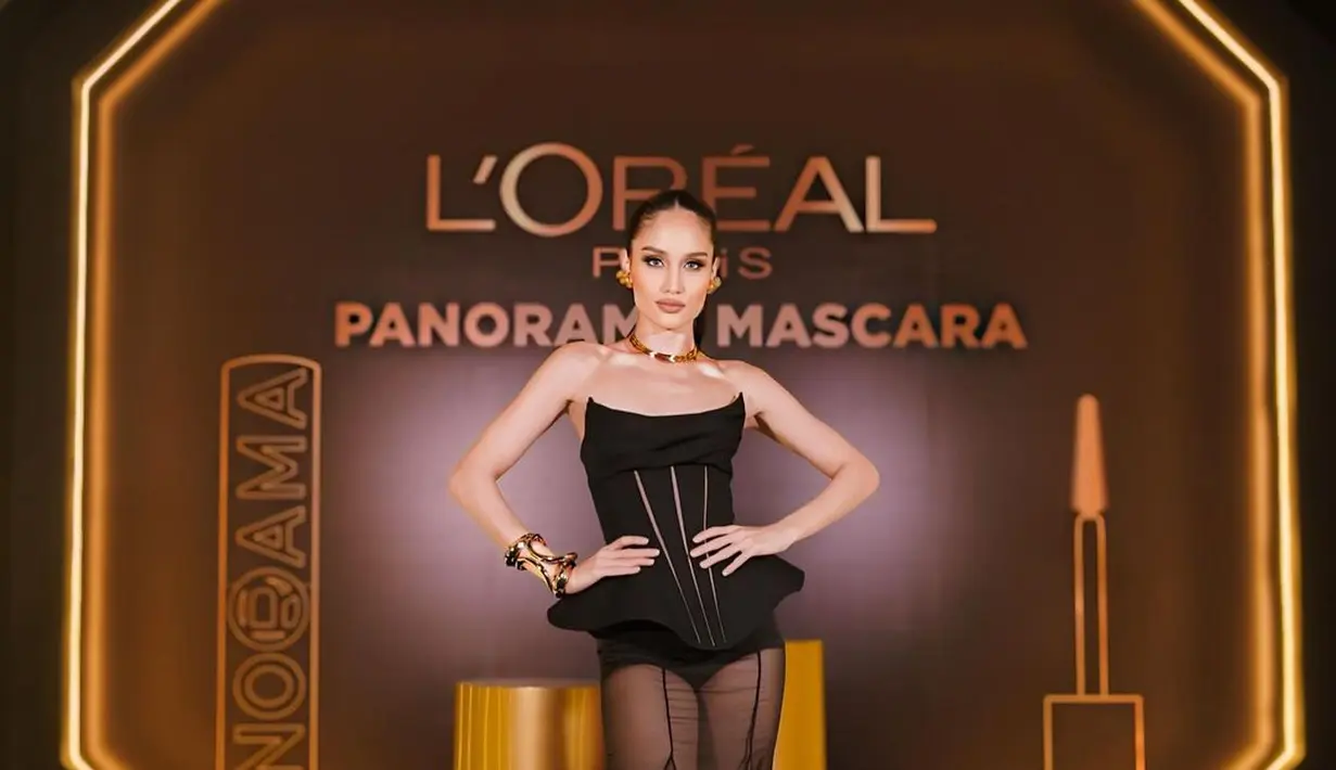 Detail mesh pada bagian bawah dress membuat looks Cinta semakin dramatis. [@claurakiehl/@@yudiafrn]