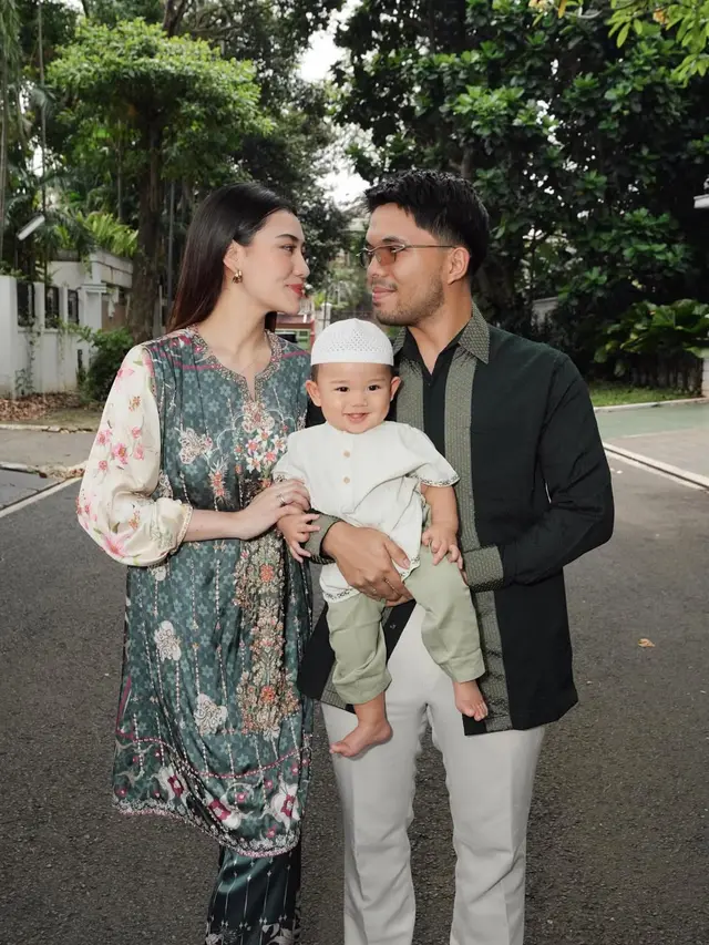 Gaya Perdana Aaliyah Massaid Rayakan Lebaran sebagai Ibu, Anggun dalam Balutan Dua Look Berbeda