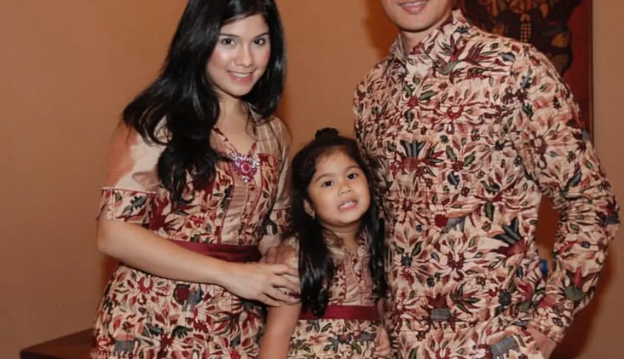 Sedangkan Annisa Pohan tampil mengenakan dress batik motif floral warna coklat kemerahan. Dress tersebut senada dengan AHY suaminya dan putrinya Almira yang masih kecil. [@annisayudhoyono]