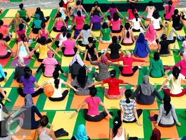 Sejumlah peserta mengikuti gerakan Yoga in the Air di rooftop Plaza Semanggi, Jakarta, Sabtu (30/4). Kegiatan ini dilakukan sebagai bentuk kampanye "Stay fresh and healthy with Kiranti".(Liputan6.com/Johan Tallo)
