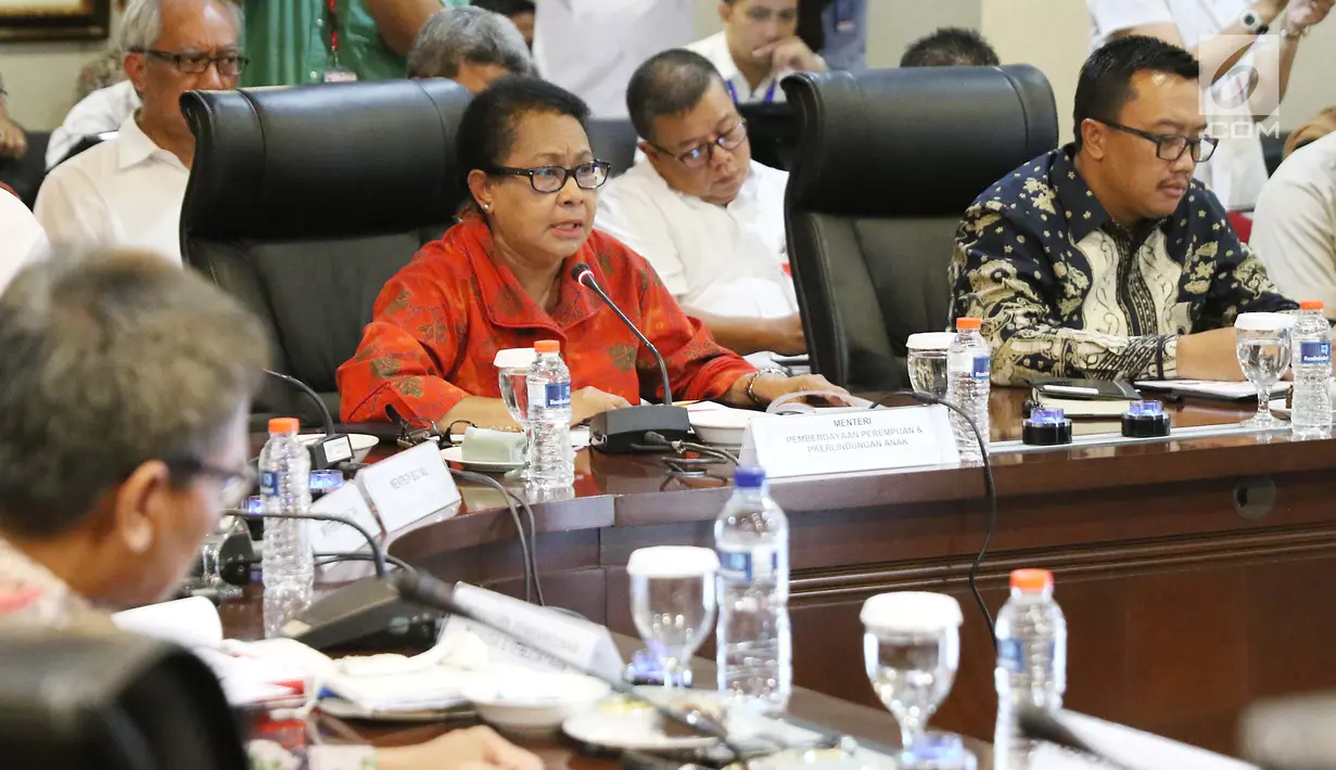 Menteri Pemberdayaan Perempuan dan Perlindungan Anak Yohana Yembise dalam diskusi Forum Medan Merdeka Barat (FMB) di Jakarta, Senin (23/10). Diskusi memaparkan tiga tahun capaian pemerintahan Joko Widodo (Jokowi) - Jusuf Kalla. (Liputan6.com/Angga Yuniar)