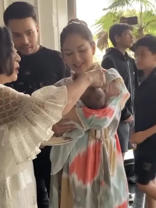 Sesampainya di rumah, Jessica Mila yang mengenakan mini dress colourful lengan panjang dipadukan sepatu beigenya ini pun disambut dengan keluarganya. [@ramaphoto07]