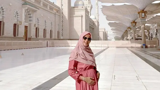 Artis Umroh Saat Hamil
