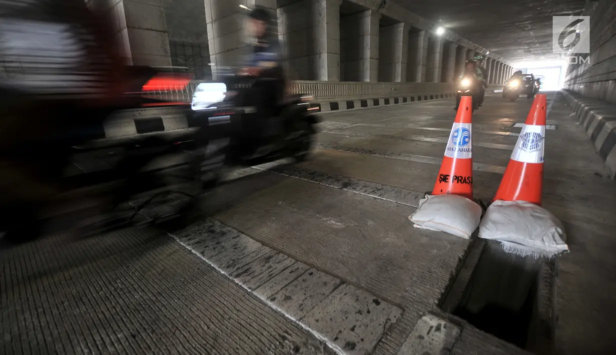 Kendaraan melintas di dekat penutup lubang saluran air yang kembali hilang di Underpass Mampang-Kuningan, Jakarta, Kamis (23/8). Sebelumnya, pencurian sudah terjadi dua kali beberapa bulan lalu. (Merdeka.com/Iqbal S. Nugroho)