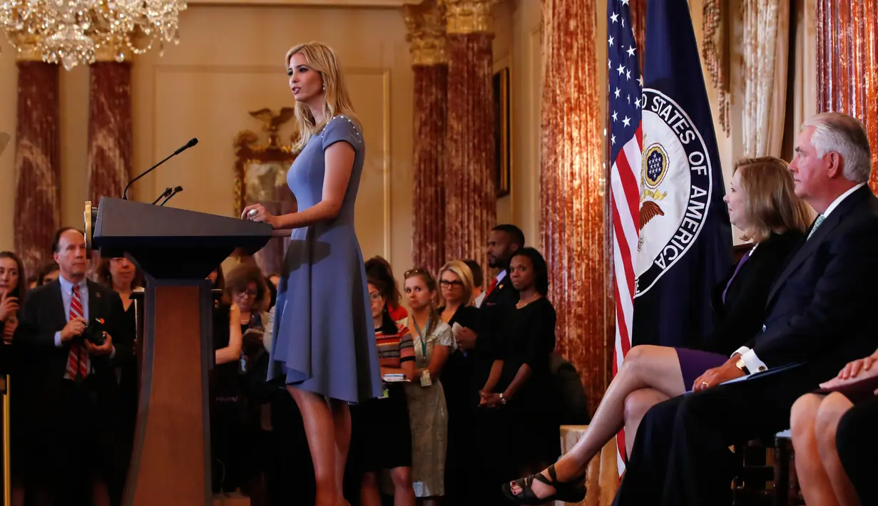 Ivanka Trump berpidato saat menghadiri TIP 2017 di Departemen Luar Negeri di Washington, AS (27/6). Menurut Ivanka Trump, perdagangan manusia adalah noda buruk pada peradaban dan menjadi fokus utama kebijakan luar negeri AS. (AP Photo/Jacquelyn Martin)