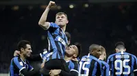 Nicolo Barella - Gelandang berusia 24 tahun itu awalnya bergabung ke Inter Milan dari Cagliari dengan status pinjaman pada musim panas 2019. Penampilan apik dan menjadi pilihan utama Conte, membuat Nerazzurri kemudian rela menggolontorkan dana 27,7 juta euro untuk menebus Barella. (AP/Luca Bruno)