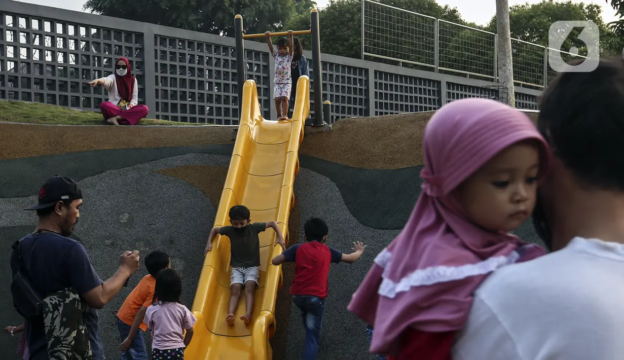 Anak-anak bermain di Taman Sambas Asri, Jakarta, Sabtu (18/6/2022). Menteri Pariwisata dan Ekonomi Kreatif Sandiaga Salahuddin Uno mendeklarasikan Taman Rekreasi Aman, Nyaman, dan Menyenangkan untuk memastikan keamanan dan keselamatan warga maupun wisatawan. (Liputan6.com/Johan Tallo)