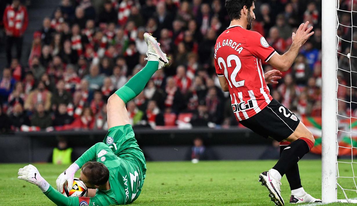 Los Leones bermain efektif sejak menit awal laga. (ANDER GILLENEA/AFP)