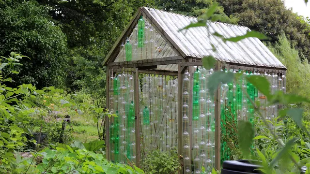 Ilustrasi greenhouse dari botol plastik