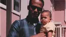 File foto April 1965 yang dirilis ke AFP pada 16 November 2020, menunjukkan Kamala Harris (kanan) digendong oleh ayahnya Donald Harris di Berkeley, California. Kamala Harris yang berusia 56 tahun siap menjadi wakil presiden perempuan pertama Amerika Serikat. (Handout/Courtesy of Kamala Harris/AFP)