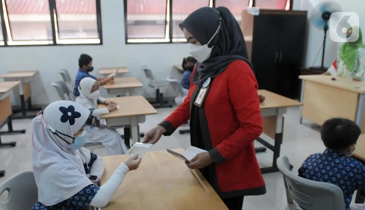 Murid kelas III menerima Tabungan Simpanan Pelajar (Simpel) di SDN Pondok Labu 07, Jakarta, Kamis (10/3/2022). Tabungan Simpanan Pelajar dibagikan kepada 500 pelajar. (merdeka.com/Arie Basuki)