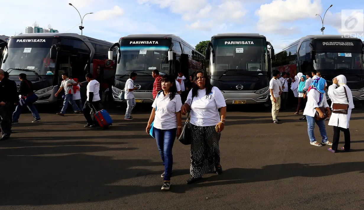 Relawan Pro Jokowi (Projo) bersiap berangkat ke Solo dengan menggunakan bus, di Kemayoran, Jakarta, Senin, (6/11). Keberangkatan mereka ini untuk menghadiri pernikahan Putri Presiden Joko Widodo, Kahiyang Ayu dan Bobby Nasution. (Liputan6.com/JohanTallo)