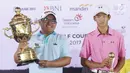 Pegolf Thailand, Panuphol Pittayarat (kiri) bersama Juara Amatir Golf Indonesia Open 2017, Jose Suryaatmaja berpose usai menerima piala di Pondok Indah Golf Course, Jakarta, Minggu (29/10). (Liputan6.com/Helmi Fithriansyah)