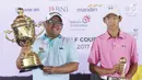 Pegolf Thailand, Panuphol Pittayarat (kiri) bersama Juara Amatir Golf Indonesia Open 2017, Jose Suryaatmaja berpose usai menerima piala di Pondok Indah Golf Course, Jakarta, Minggu (29/10). (Liputan6.com/Helmi Fithriansyah)