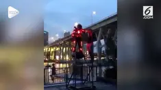 Aksi memukau iron man saat terbang di langit malam Singapura terekam kamera.