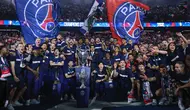 Para pemain Paris Saint-Germain merayakan kemenangan bersama rekan satu timnya dalam upacara penyerahan trofi sehari setelah Paris Saint-Germain (PSG) menjuarai Liga Champions UEFA, di Stadion Parc des Princes, Paris, Minggu, 1 Juni 2025. (Franck Fife, Pool via AP)