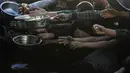 Otoritas Israel mengatakan, pintu masuk tersebut tidak dapat dioperasikan dengan aman dan belum mengatakan berapa lama akses penyeberangan tersebut akan ditutup. Tampak dalam foto, warga Palestina yang mengungsi berebut untuk makanan di Khan Younis, selatan Jalur Gaza pada Jumat 6 Maret 2026. (Bashar Taleb/AFP)