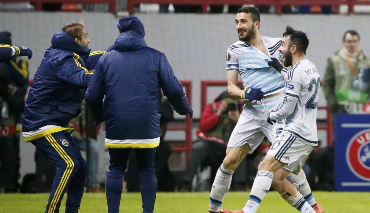 Pemain Fenerbahce, Mehmet Topal bersama rekan-rekannya merayakan kemenangan atas  Lokomotiv Moscow sekaligus lolos ke babak 16 besar liga Europa. (REUTERS/Grigory Dukor)