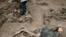 Arkeolog bekerja di bekas situs suci pra-Kerajaan Inka yang baru ditemukan di Lima, Kamis (24/8). Menurut Kementerian Kebudayaan Peru, imigran China pada masa itu tidak dapat dikuburkan di pemakaman Katolik. (AP Photo/Martin Mejia)