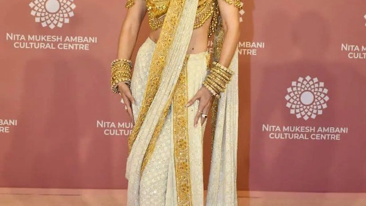 Adu Gaya Glamor Gigi Hadid-Zendaya Dibalut Kain Sari khas India di Acara NMACC