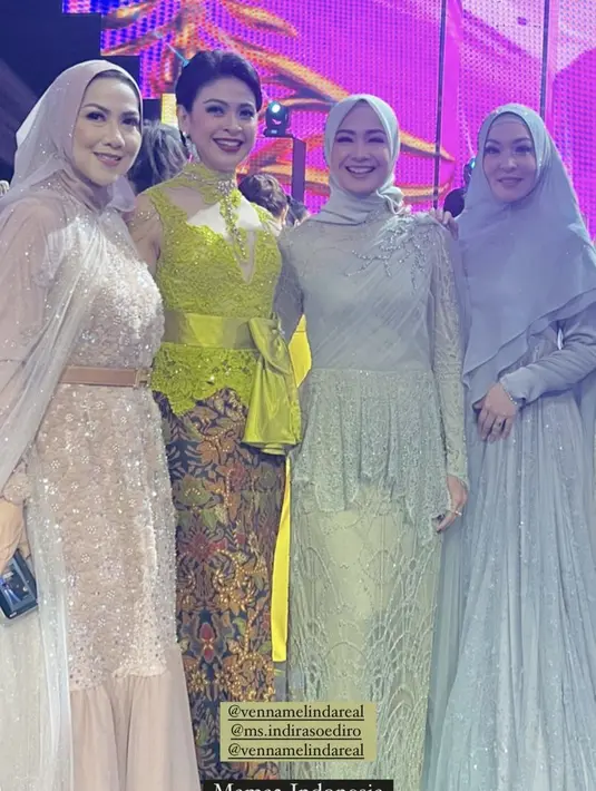 Kebaya tersebut dipadukan dengan kain batik sebagai bawahan.  Dengan aksen hijau neon pada bagian bawah batik kecoklatan tersebut. (@arohali)