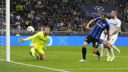 Penyerang Inter Milan Edin Dzeko berusaha mencetak gol  ke gawang Viktoria Plzen pada laga matchday 5 Grup C Liga Champions 2022/2023 di Giuseppe Meazza, Kamis (27/10/2022) dini hari WIB. Edin Dzeko menjadi bintang kemenangan Inter dengan memborong dua gol. (AP Photo/Luca Bruno)