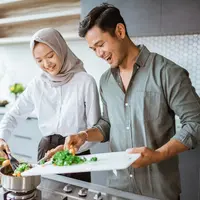 ilustrasi pasangan memasak/Odua Images/Shutterstock