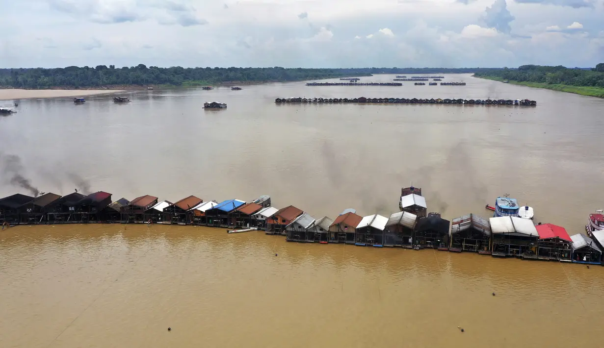 Tongkang pengerukan yang dioperasikan penambang ilegal berkumpul di anak Sungai Amazon, Sungai Madeira, di Autazes, Amazonas, Brasil, 25 November 2021. Ratusan tongkang penambangan telah tiba selama dua minggu terakhir setelah desas-desus tentang emas menyebar. (AP Photo/Edmar Barros)